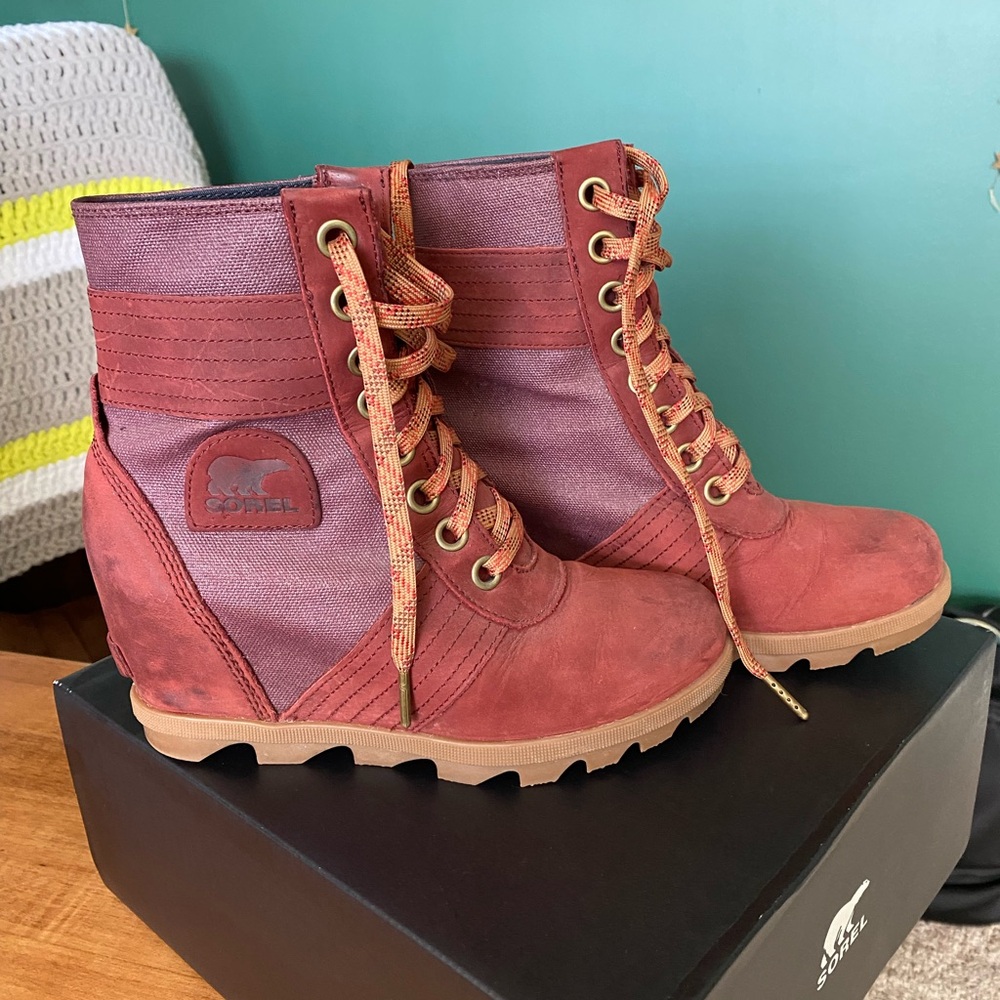 Sorel Lexi wedge Women's Burgundy and Plum Lace Up Boots waterproof 7.5